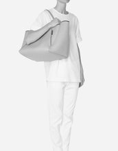 Load image into Gallery viewer, Guise tote bag in fade denim print